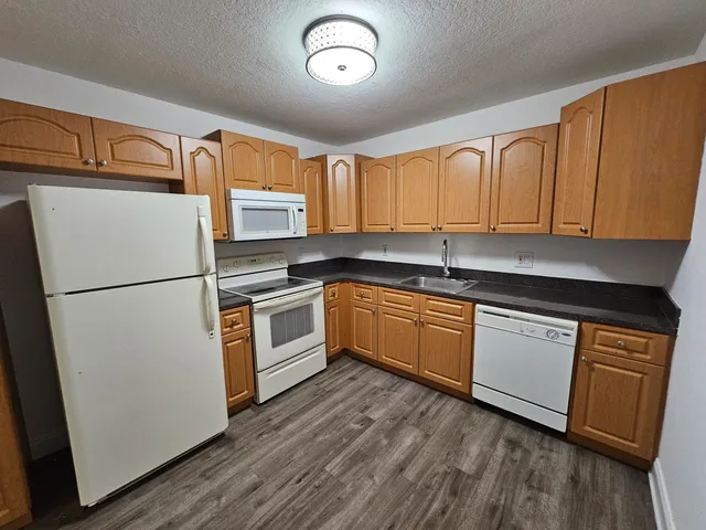 $1,900 | 120 Sparrow Drive, Unit 208, Royal Palm Beach, FL 33411