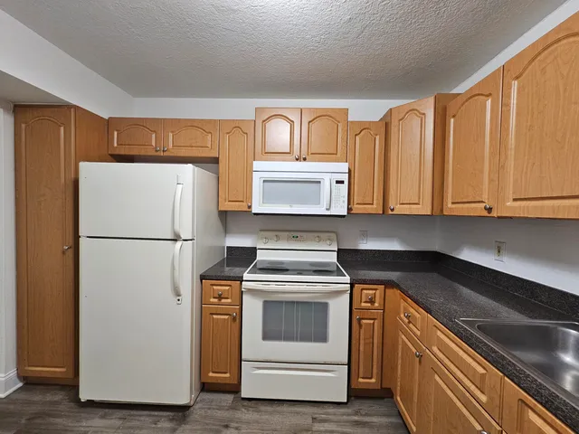 $1,900 | 120 Sparrow Drive, Unit 208, Royal Palm Beach, FL 33411