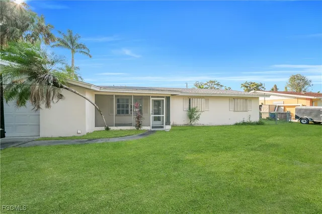 a view of a yard with a house