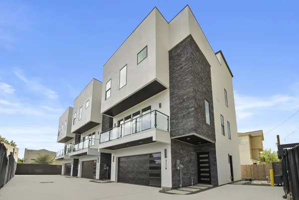 $679,000 | 3118 Clay Street, Houston, TX 77003