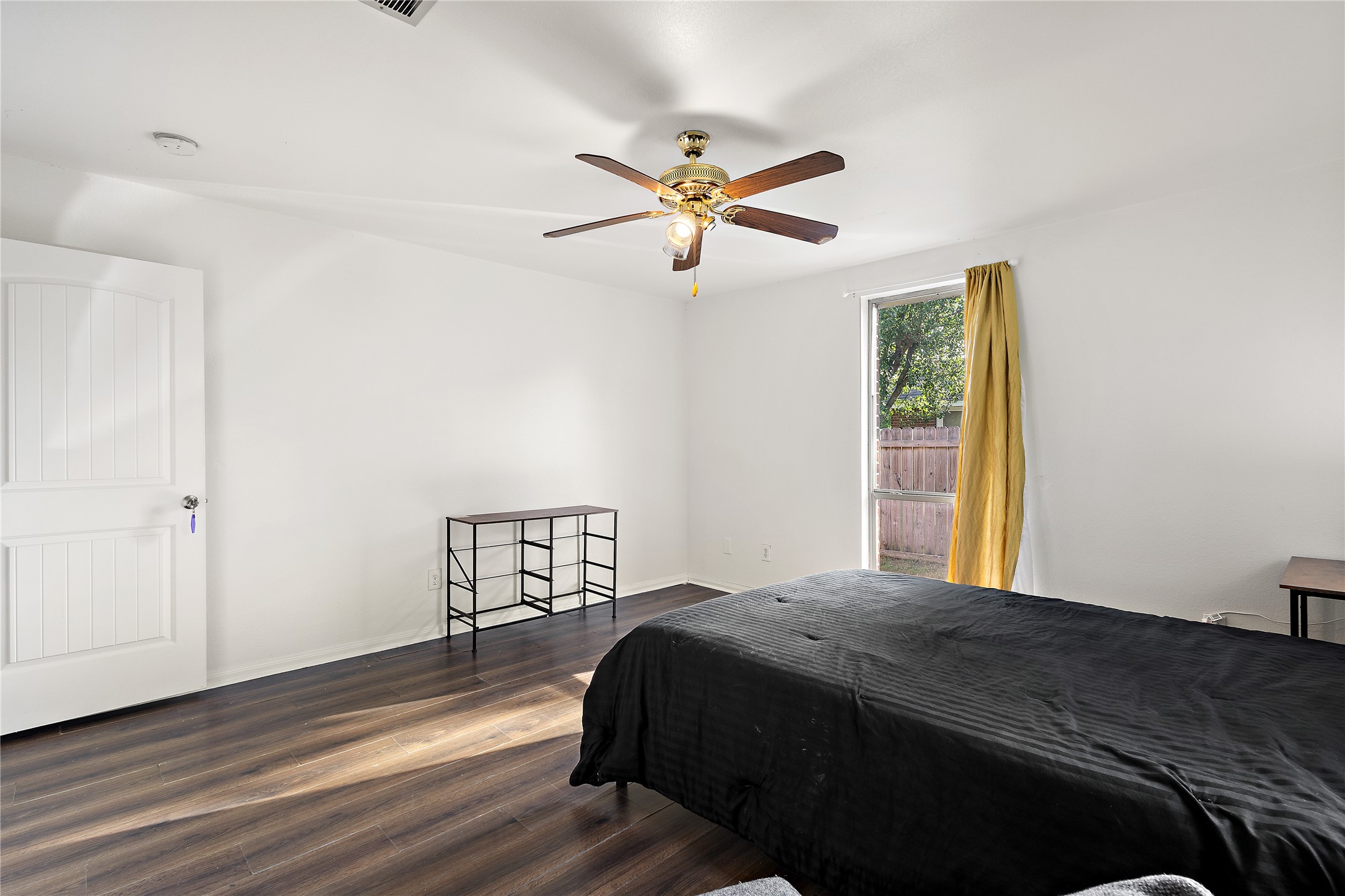 225 Palmyra Street Houston, TX 77022 - Photo 9 of 11 Expansive primary bedroom with room for a sitting area or workspace, offering versatility for today's lifestyle.