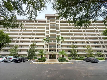 $190,000 | 605 Oaks Drive, Unit 703, Pompano Beach, FL 33069