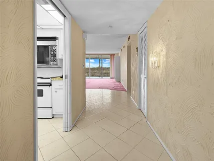 $180,000 | 605 Oaks Drive, Unit 703, Pompano Beach, FL 33069
