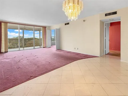 $180,000 | 605 Oaks Drive, Unit 703, Pompano Beach, FL 33069