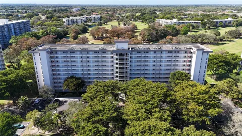 $190,000 | 605 Oaks Drive, Unit 703, Pompano Beach, FL 33069
