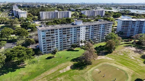 $180,000 | 605 Oaks Drive, Unit 703, Pompano Beach, FL 33069