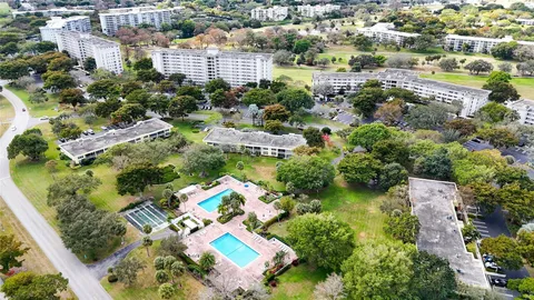 $190,000 | 605 Oaks Drive, Unit 703, Pompano Beach, FL 33069
