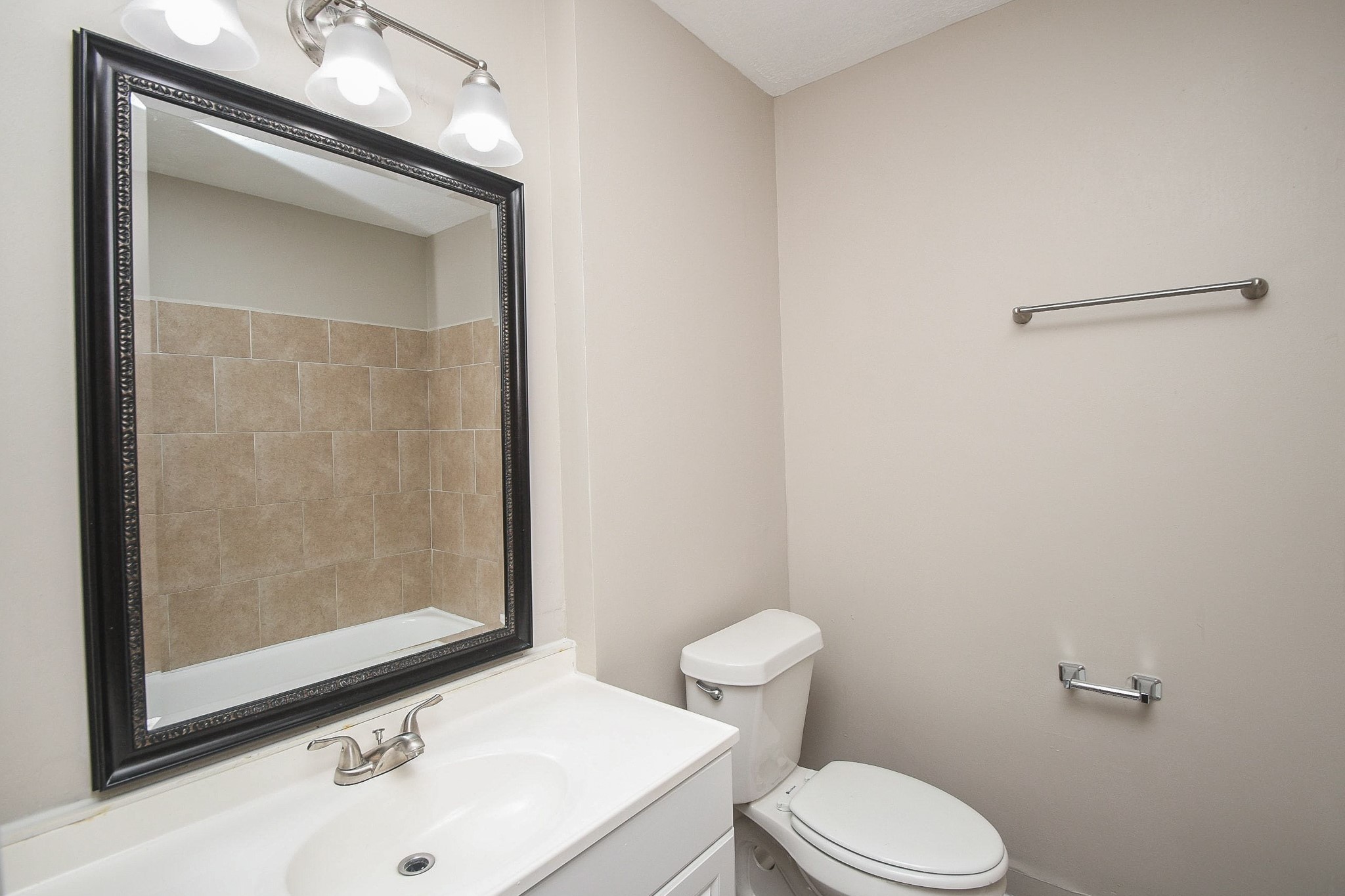710 Barnesville Street Channelview, TX 77530 - Photo 15 of 20 Hallway secondary bathroom.
