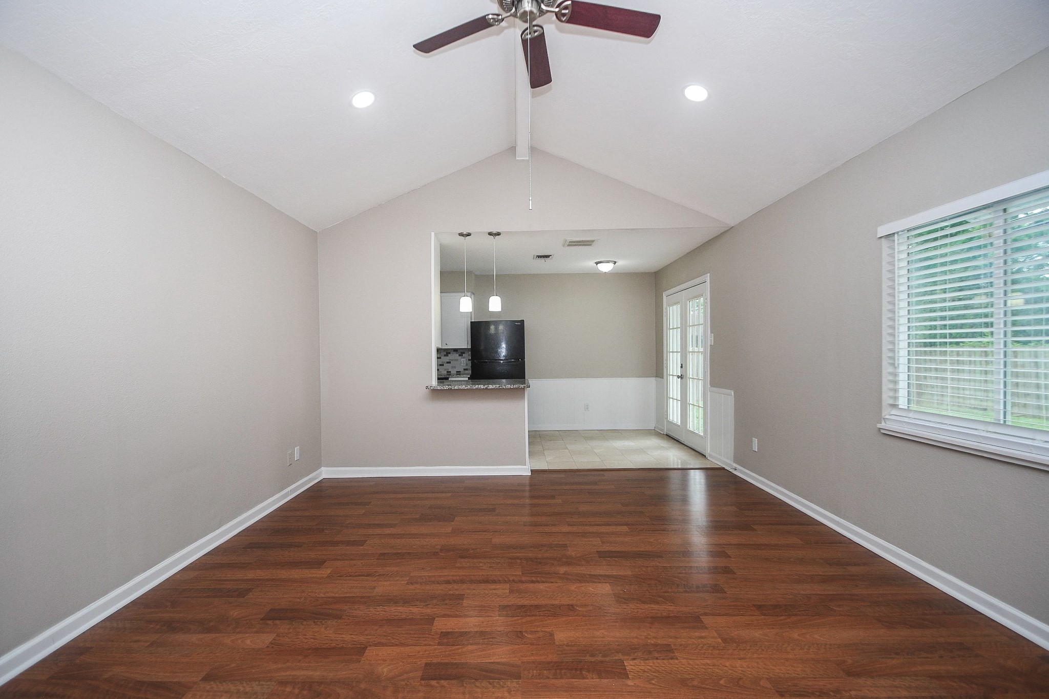 710 Barnesville Street Channelview, TX 77530 - Photo 4 of 20 Living room with vaulted ceilings