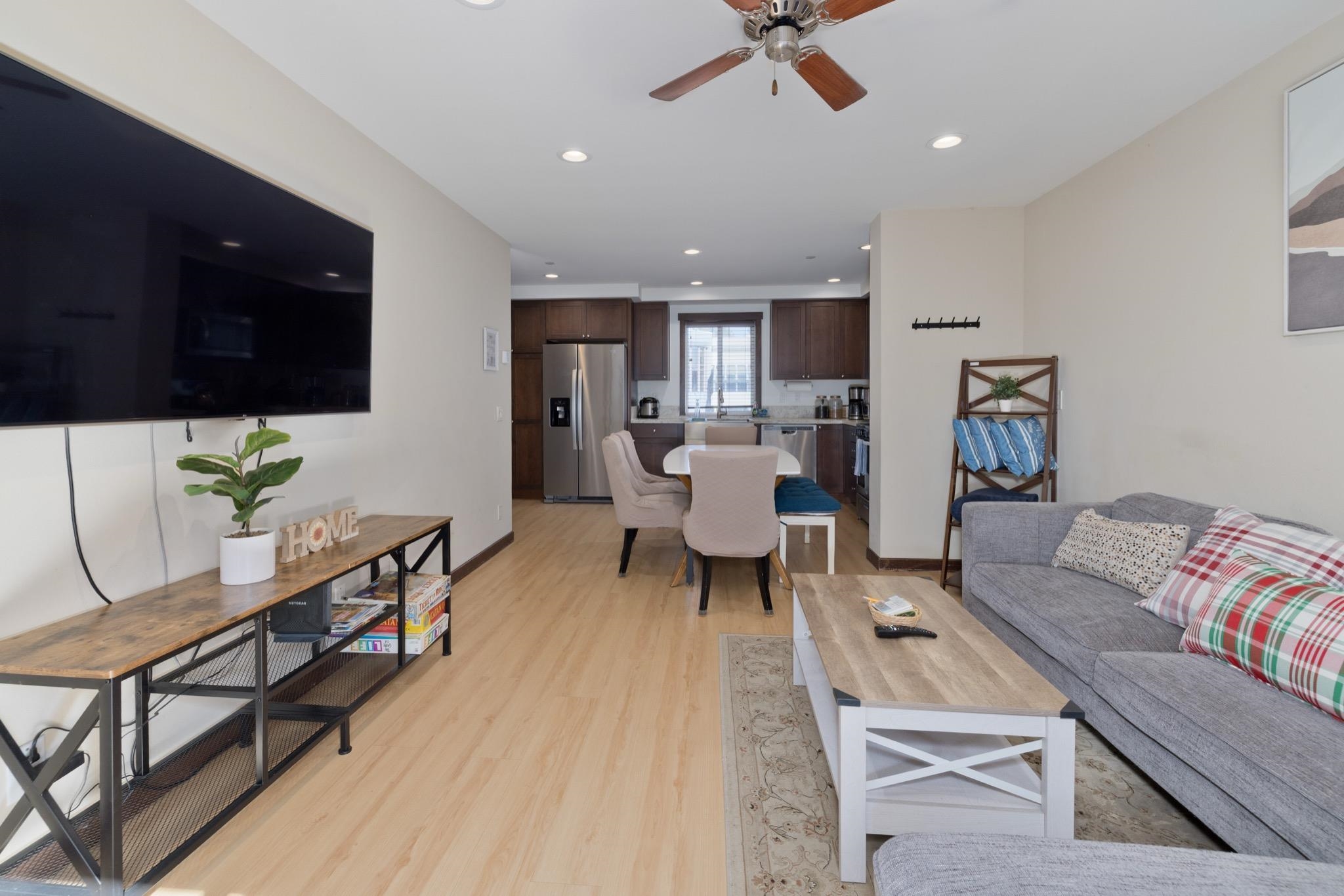 28 Oak Tree Way, Unit 8 Mammoth Lakes, CA 93546 - Photo 14 of 32 Living room featuring a ceiling fan, light wood finished floors, and recessed lighting