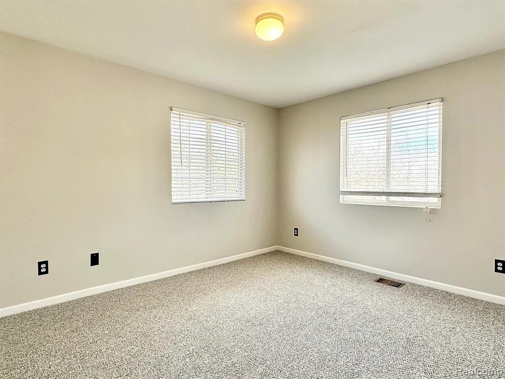 1075 Beaver Run Troy, MI 48083 - Photo 3 of 29