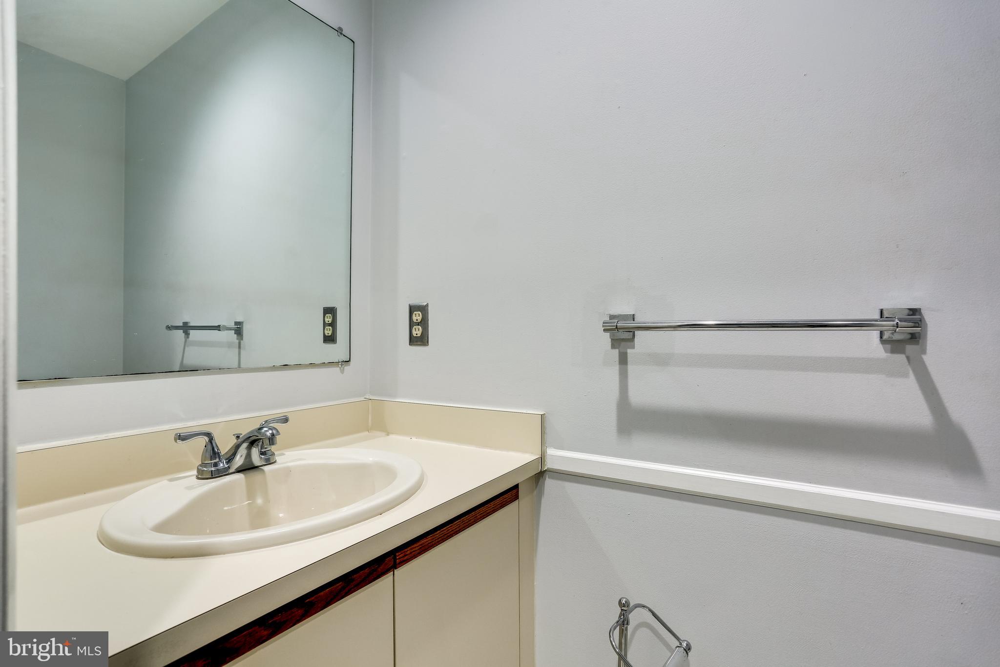 5534 Vantage Point Road Columbia, MD 21044 - Photo 12 of 22 Main level powder room