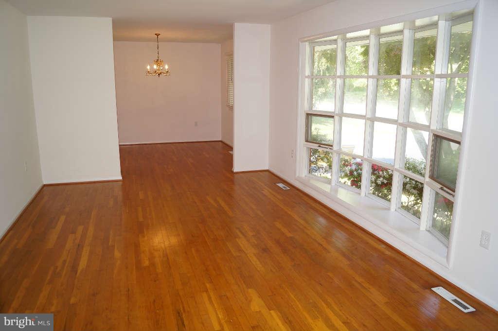 7985 Martown Road Laurel, MD 20723 - Photo 4 of 20 Living Room
