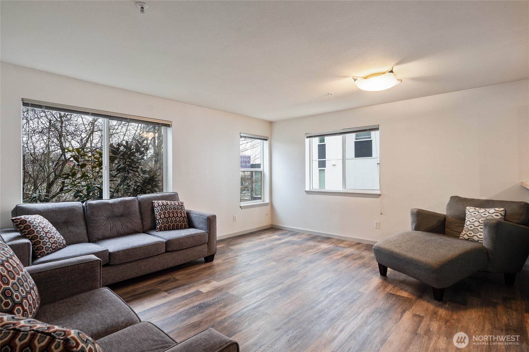 10511 Midvale Avenue North, Unit 301 Seattle, WA 98133 - Photo 2 of 14