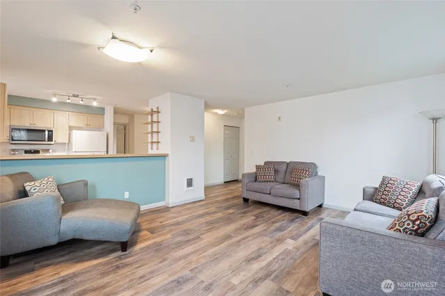 $2,500 | 10511 Midvale Avenue North, Unit 301, Seattle, WA 98133