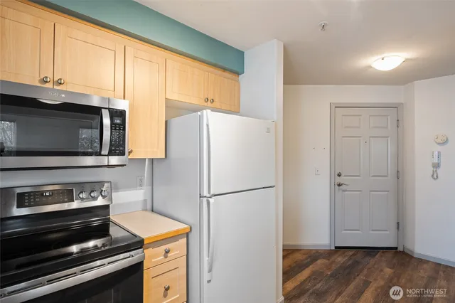 $2,500 | 10511 Midvale Avenue North, Unit 301, Seattle, WA 98133