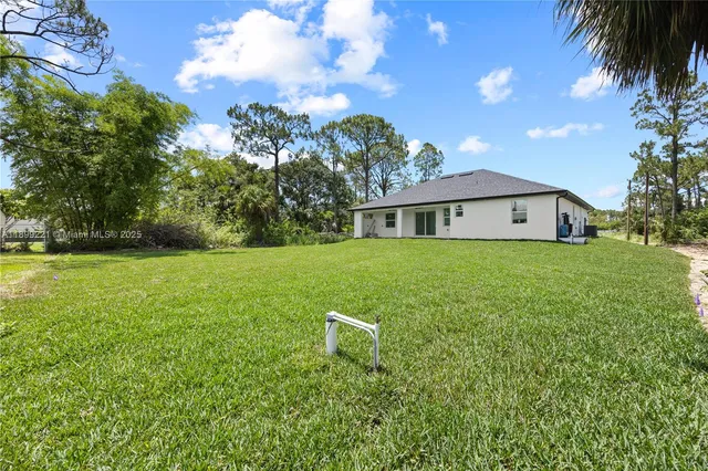 a view of a back yard