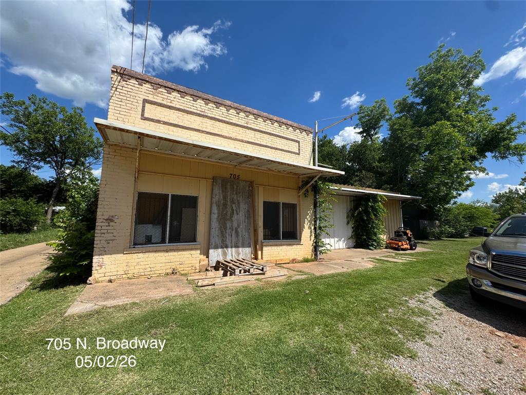 705 North Broadway Street, Unit R Wichita Falls, TX 76306 - Photo 2 of 15 a view of a house with backyard porch and sitting area