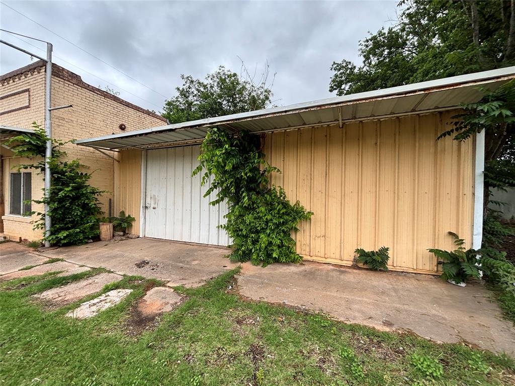 705 North Broadway Street, Unit R Wichita Falls, TX 76306 - Photo 4 of 15 a backyard of a house with lots of green space