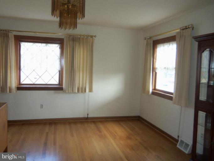 8069 Gray Haven Road Baltimore, MD 21222 - Photo 2 of 9 Living Room