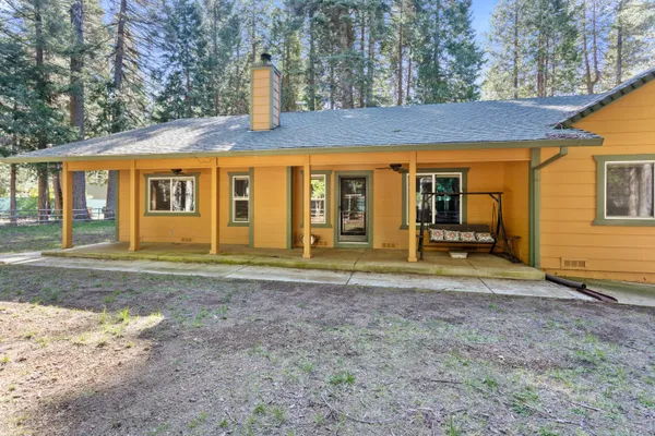 a view of a house with backyard and a area