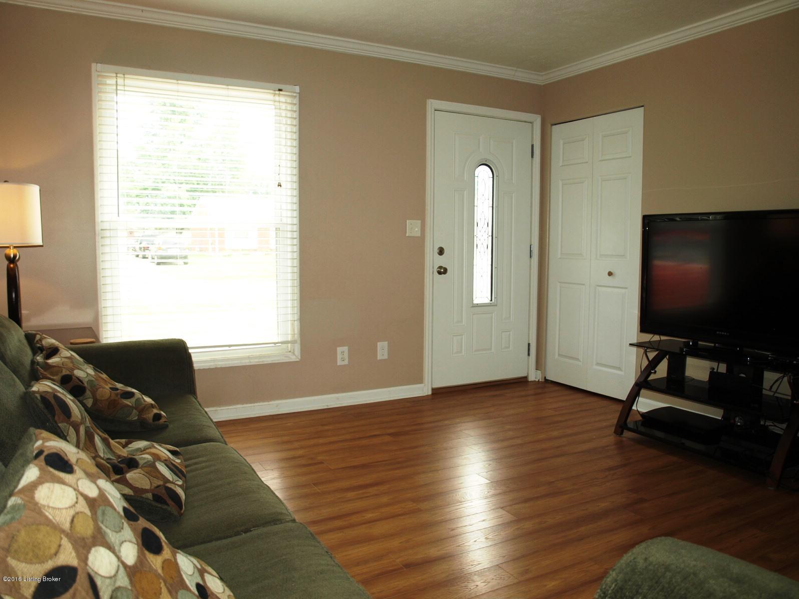 6815 Barbrook Road Louisville, KY 40258 - Photo 8 of 35 P7060396