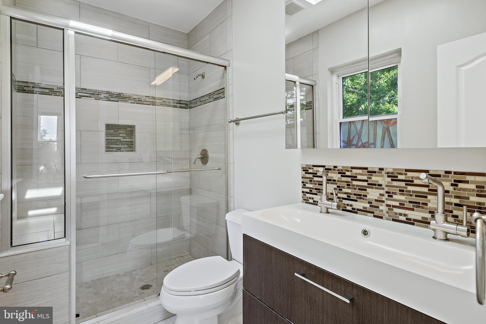 340 Decatur Street Northwest Washington, DC 20011 - Photo 11 of 29 Primary Bath