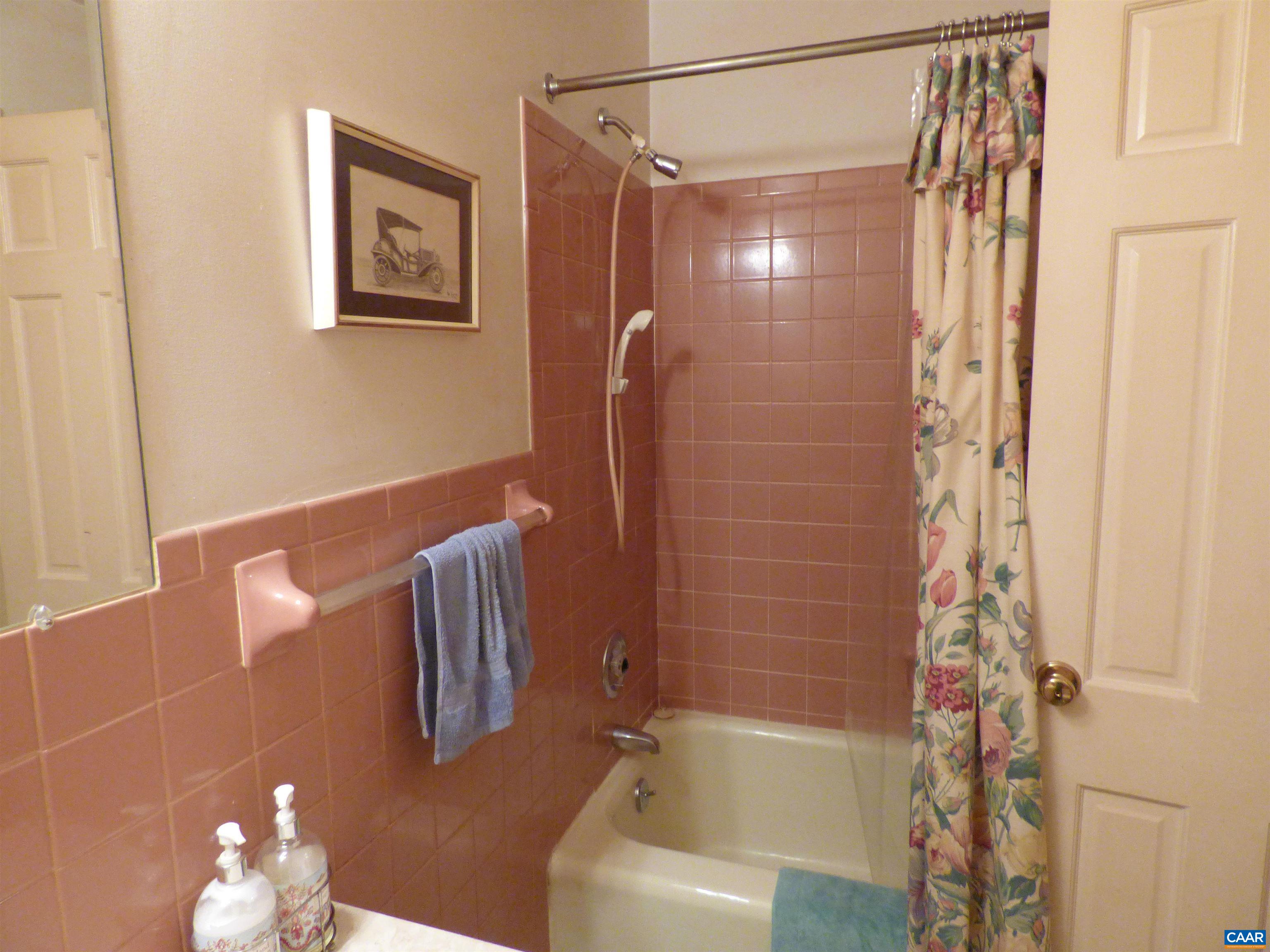 282 Kenmore Road Amherst, VA 24521 - Photo 18 of 33 a bathroom with a shower and a tub