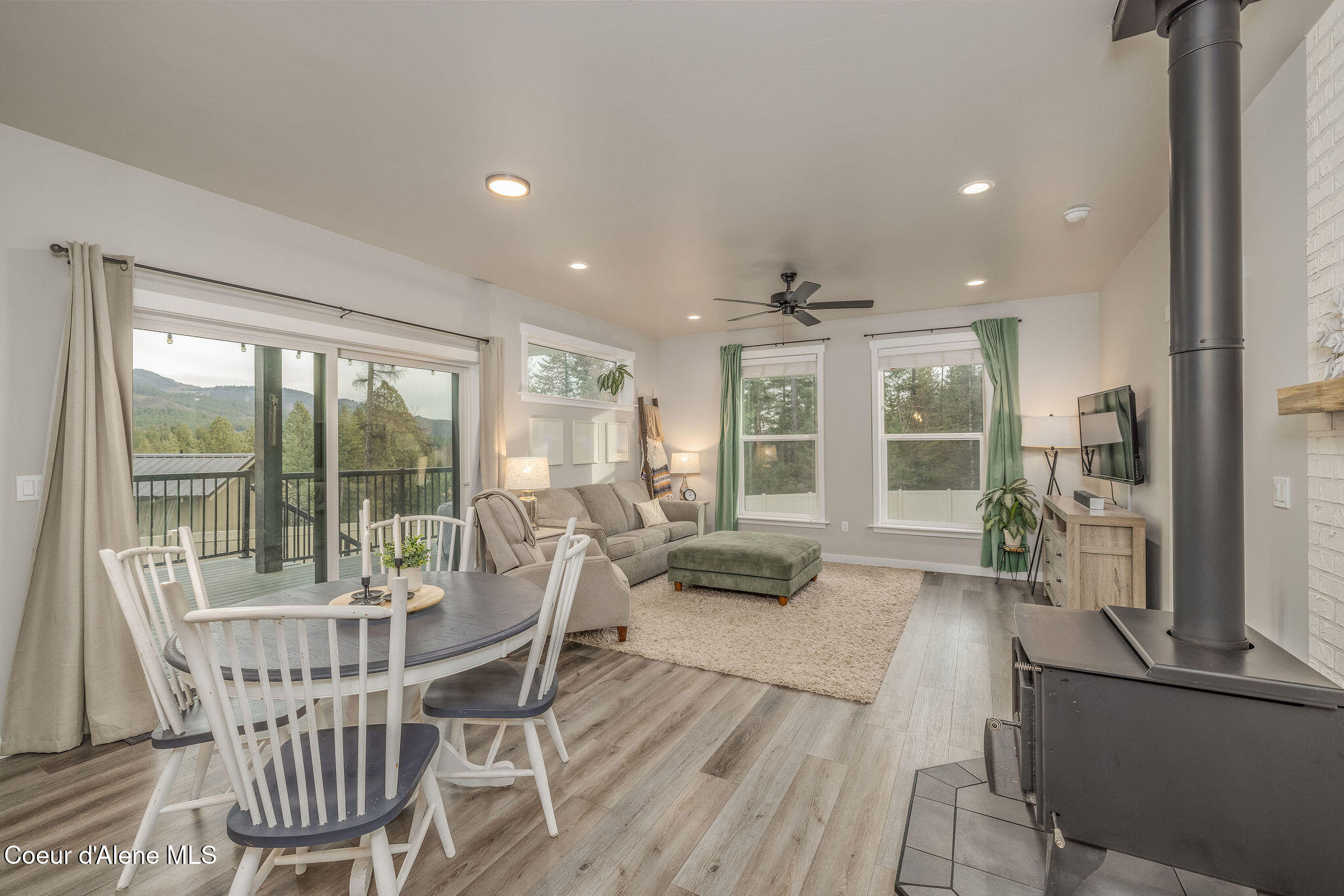 102 Rimrock Court Priest River, ID 83856 - Photo 13 of 35 Eating area