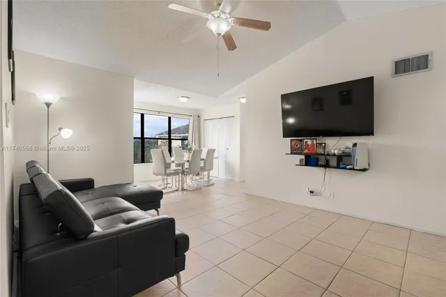 $250,000 | 2866 South University Drive, Unit 5307, Davie, FL 33328