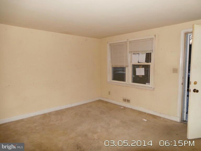 747 South Woodington Road Baltimore, MD 21229 - Photo 3 of 11 Living Room