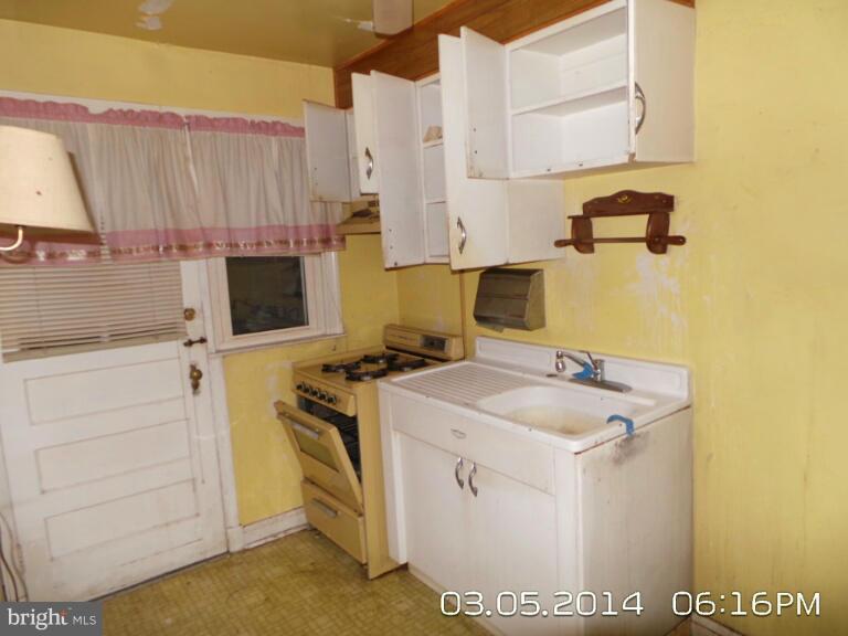 747 South Woodington Road Baltimore, MD 21229 - Photo 5 of 11 Kitchen
