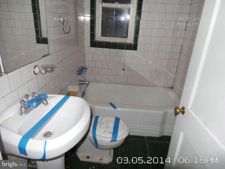 747 South Woodington Road Baltimore, MD 21229 - Photo 10 of 11 Bath