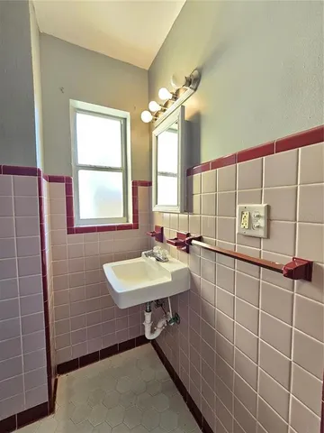 $830 | 1375 Drew Street, Unit 104, Clearwater, FL 33755