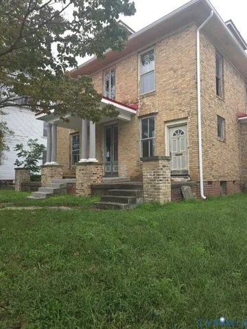 a front view of house with yard