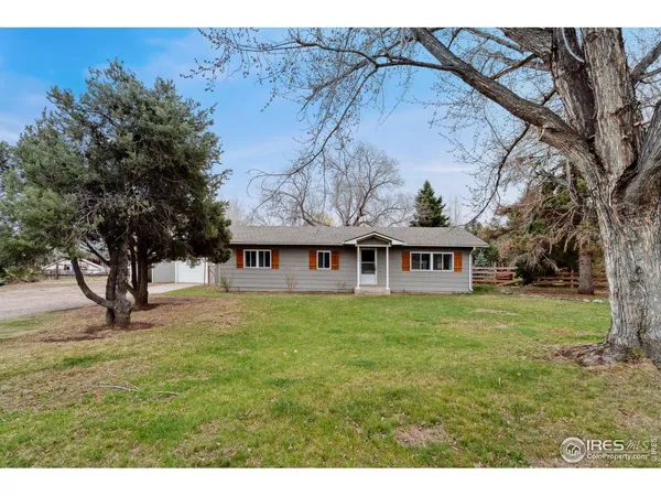 a view of a yard in front of the house