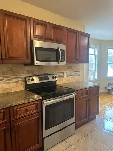 $2,200 | 121 Winfield Street, Unit 3, Worcester, MA 01602