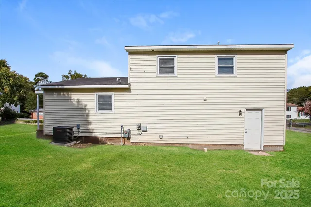 a view of a back yard of the house
