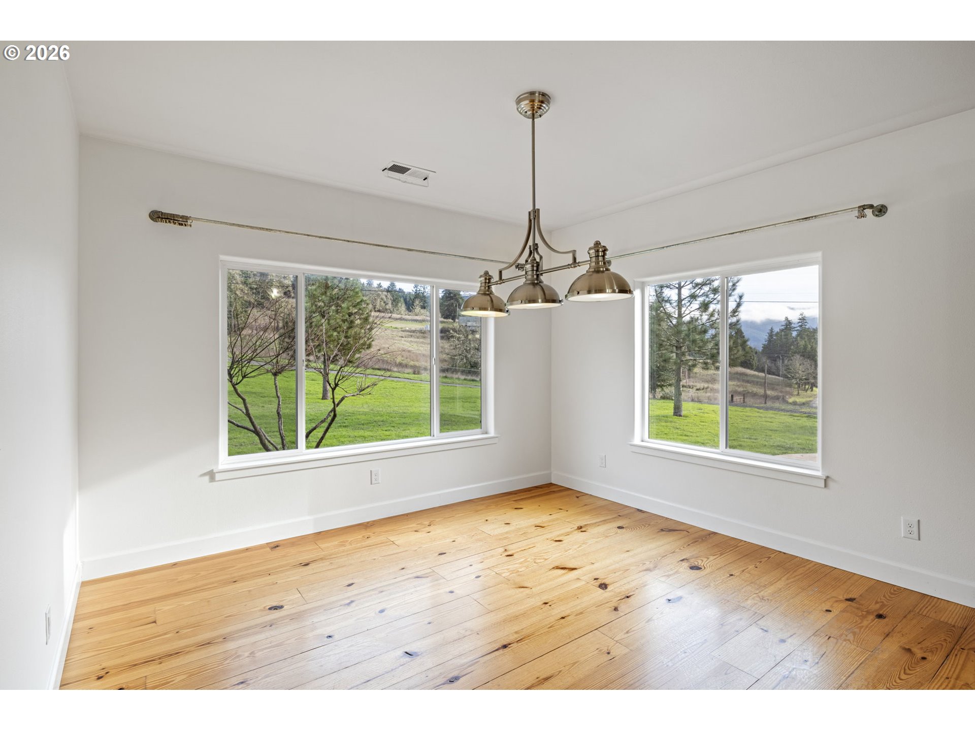 302 Scott Road Oakland, OR 97462 - Photo 28 of 48 Dining Room