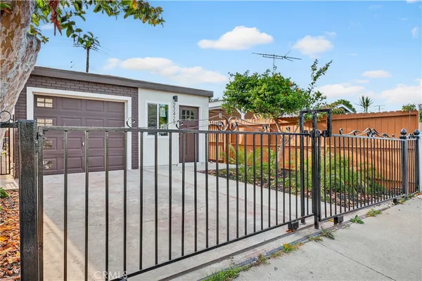 a view of a backyard