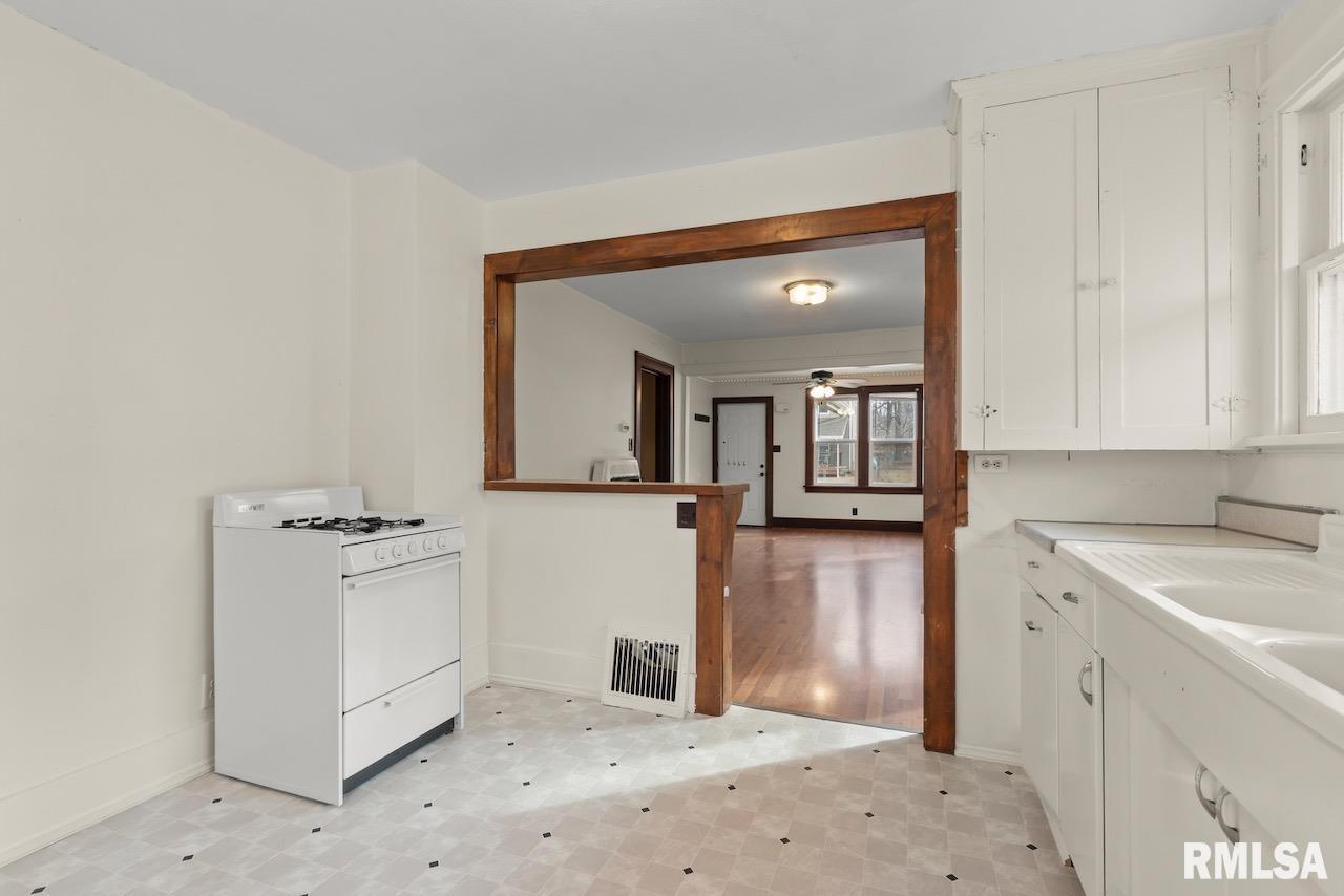 1203 South 3rd Street Pekin, IL 61554 - Photo 9 of 26