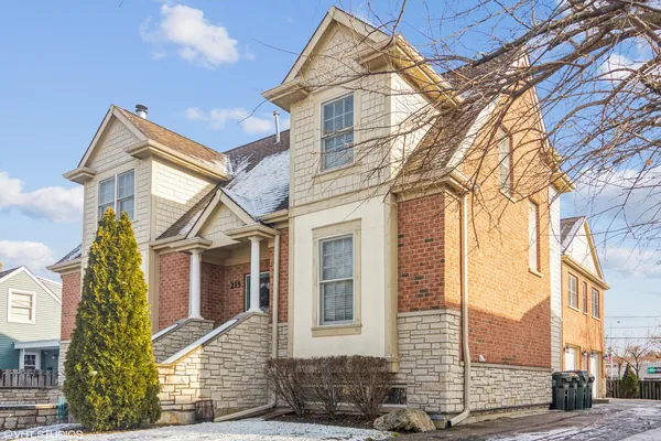 $3,000 | 215 South Evergreen Avenue, Unit B, Arlington Heights, IL 60005