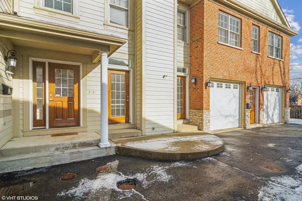 $3,000 | 215 South Evergreen Avenue, Unit B, Arlington Heights, IL 60005