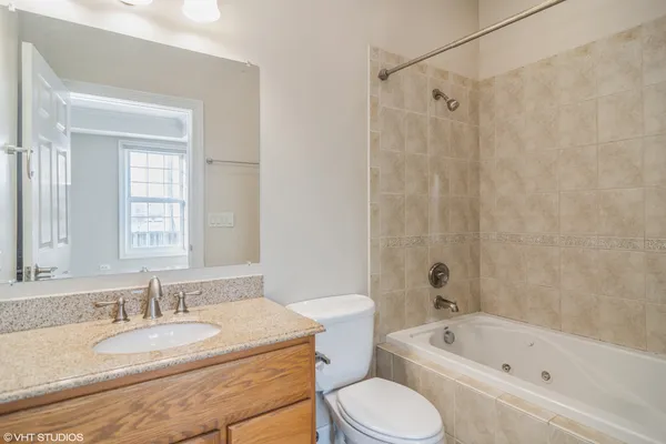 $3,000 | 215 South Evergreen Avenue, Unit B, Arlington Heights, IL 60005