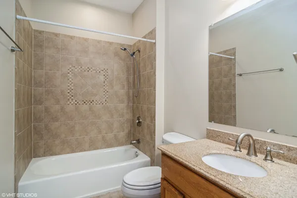 $3,000 | 215 South Evergreen Avenue, Unit B, Arlington Heights, IL 60005