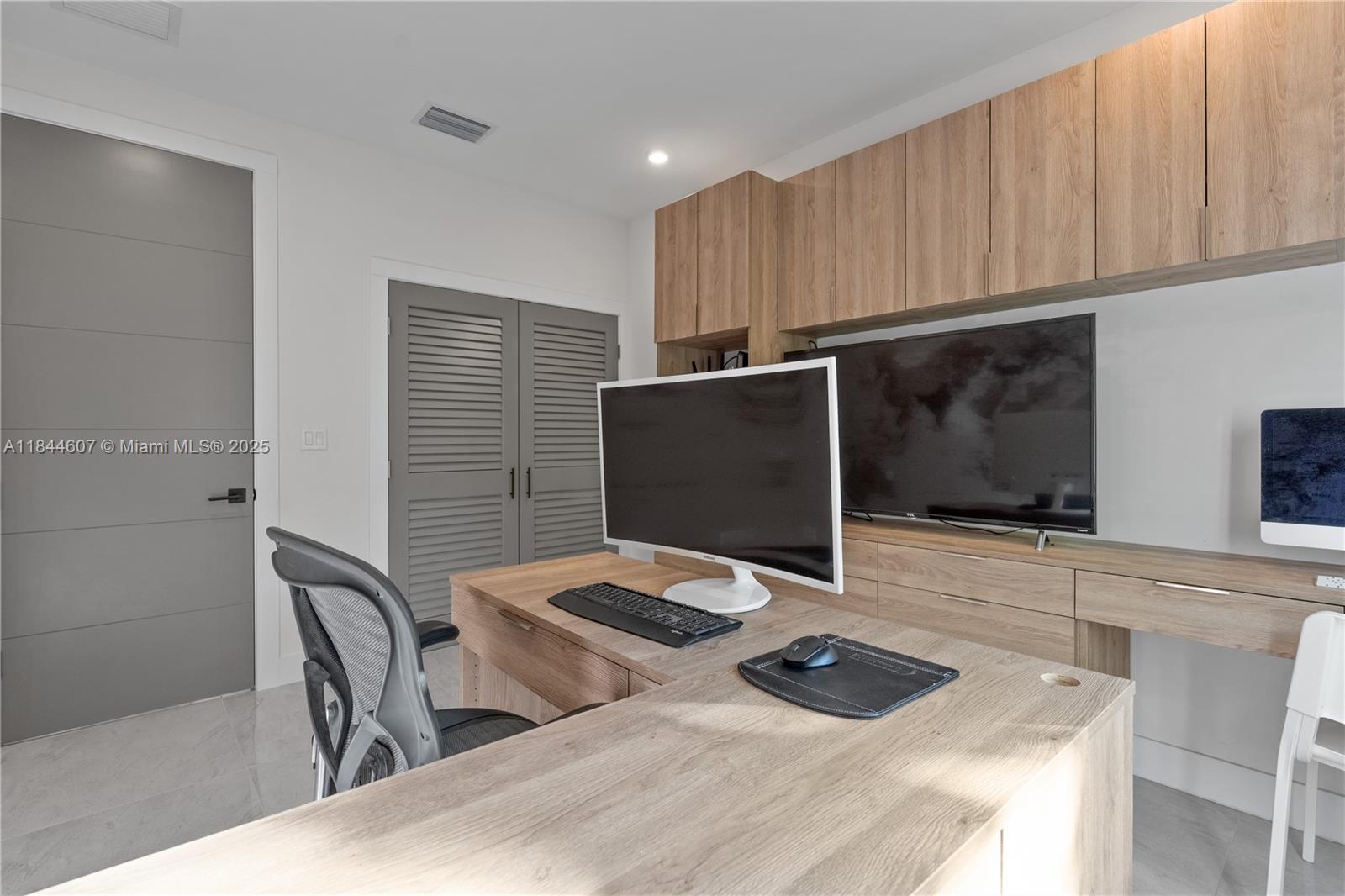 2887 Southwest 33rd Avenue Miami, FL 33133 - Photo 27 of 38 a kitchen with a table and chairs