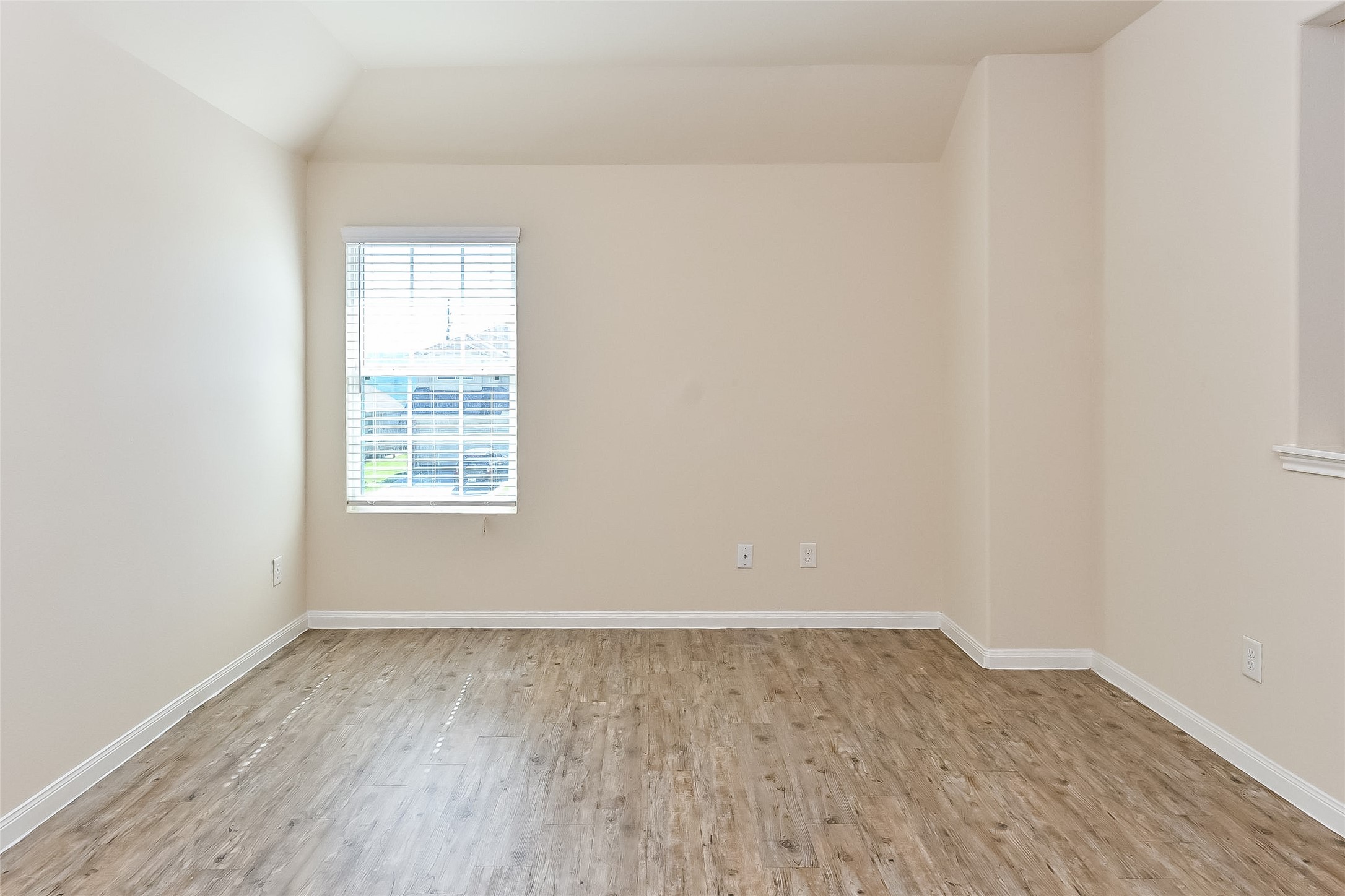 12707 Veterans Ranch Road Houston, TX 77014 - Photo 14 of 17 Photos may be representative of the floor plan and not the exact home. Finishes, layout, and features of the actual property for lease may vary.