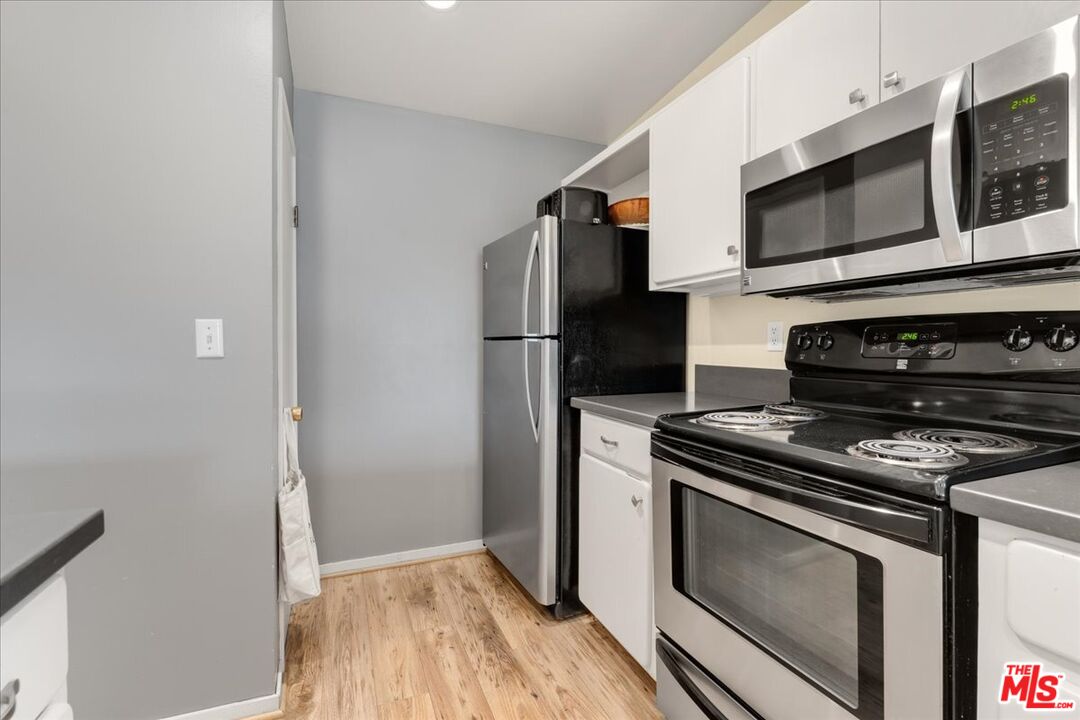 67 Pelican Point Watsonville, CA 95076 - Photo 6 of 25 a kitchen with a stove microwave and refrigerator