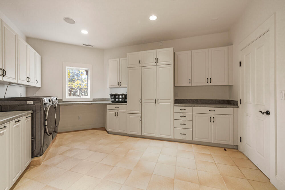 11944 Kestrel Road Klamath Falls, OR 97601 - Photo 27 of 121 The Dream Laundry Room