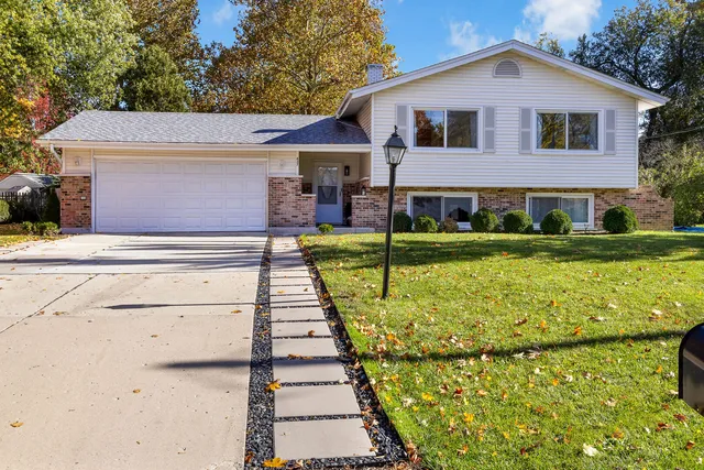 $495,000 | 437 Eagleview Drive, Carol Stream, IL 60188